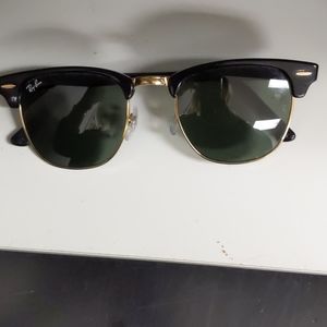 Woman's ray bans